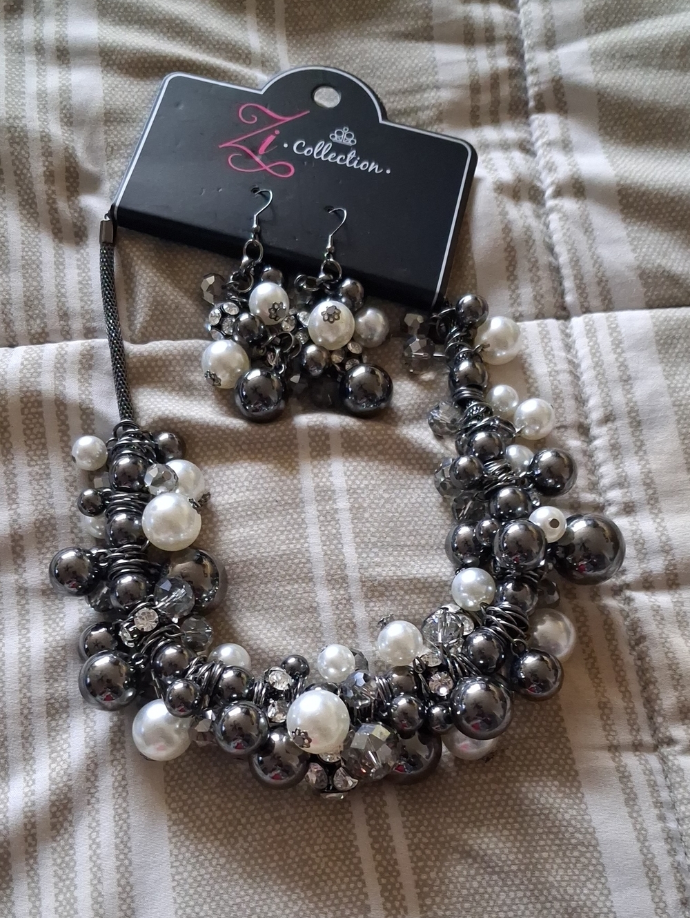 IC COLLECTION Gray  & White Cluster Pearl Statement Necklace and Earrings